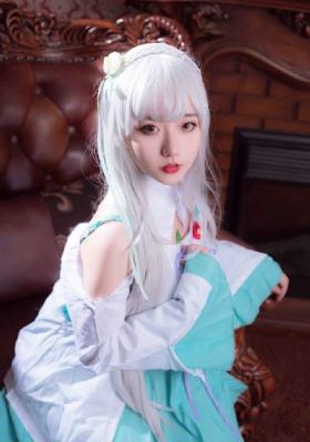 美女露咪咪