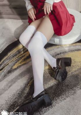 被闺蜜扒了内裤光着屁股打